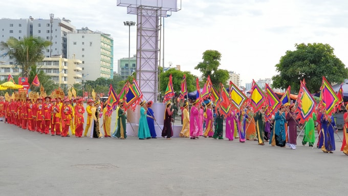 Tất cả 11 xã, phường trên địa bàn thành phố Sầm Sơn tham gia rước kiệu về Đền Độc Cước