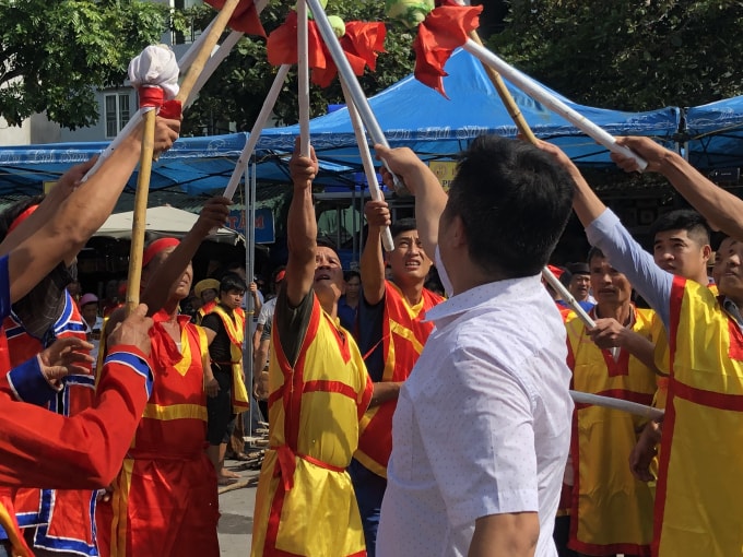 Đại diện Trung tâm Văn hóa Thành phố Sầm Sơn, ông Cao Văn Tâm thắp lửa cho các đội thi