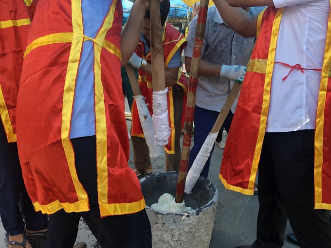 Các đội thi chọn ra những người khỏe, khéo tay nhất để giã phần gạo đã được nấu sôi lên