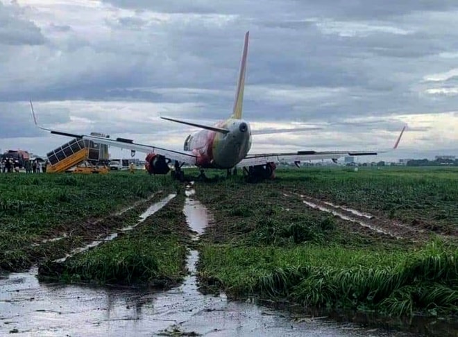 Máy bay của hãng hàng không Vietjet Air trượt khỏi đường băng. Ảnh: TL