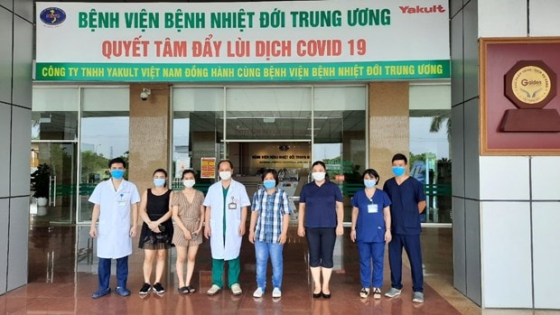4 bệnh nhân mắc COVID-19 được Bệnh viện Bệnh Nhiệt đới Trung ương trong sáng 2/7. (Ảnh: PV/Vietnam+)