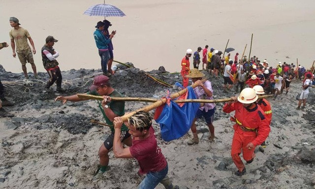 Lực lượng cứu hộ đưa thi thể nạn nhân ra khỏi khu mỏ gặp thảm họa ở Kachin, Myanmar hôm 2/7. Ảnh: TL.