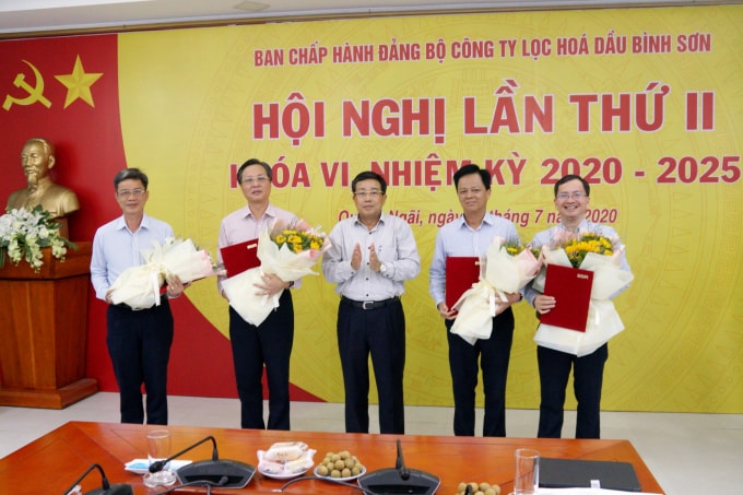 Đồng chí Phạm Xuân Cảnh - Phó Bí thư Thường trực Đảng ủy, Thành viên HĐTV PVN trao Quyết định và chúc mừng Đảng ủy BSR.