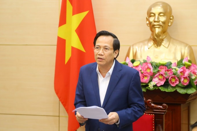 Bộ trưởng Đào Ngọc Dung báo cáo về Gói an sinh xã hội.