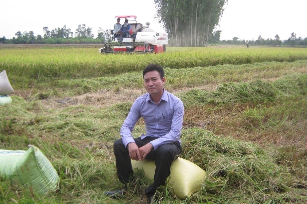 Nhà báo Chu Minh Khôi trong một lần đi tuyên truyền về cơ giới hóa sản xuất nông nghiệp. Ảnh NVCC