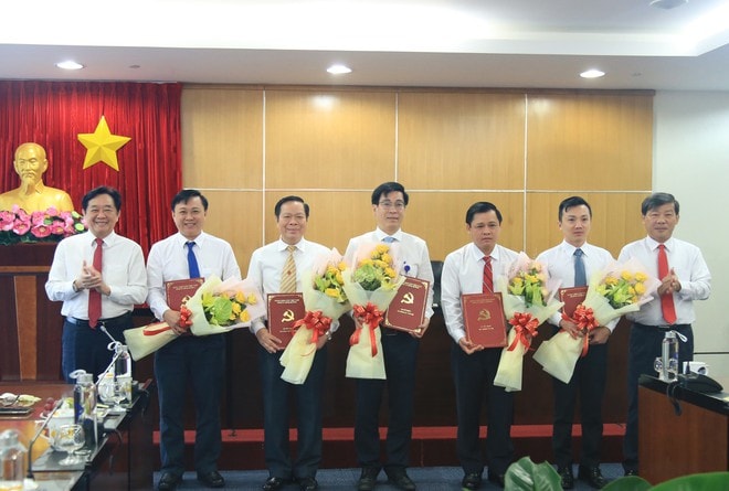 Nhà báo Lê Minh Tùng (thứ hai từ trái qua). Ảnh: Đ.T