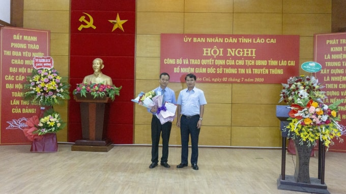 Ông Đặng Xuân Phong - Chủ tịch UBND tỉnh Lào Cai tặng hoa chúc mừng ông Vũ Hồng Dũng - Tân Giám đốc Sở Thông tin và Truyền thông Lào Cai