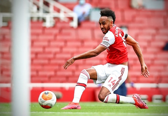 Tận dụng sai lầm của thủ thành Tim Krul, Aubameyang cướp bóng trong vòng cấm và sút bóng vào lưới trống để mở tỉ số trận đấu. Ảnh: Getty