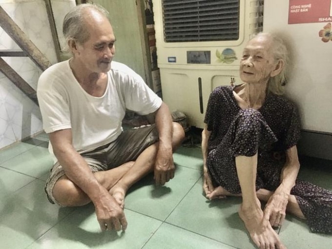 ông Đinh Tiên Sinh và mẹ nuôi