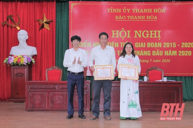 Đại diện 2 tập thể điển hình tiên tiến, tiêu biểu trong các phong trào thi đua yêu nước giai đoạn 2015-2020 được vinh danh tại hội nghị(ảnh: baothanhhoa).