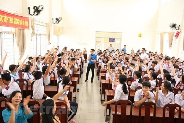 Các em học sinh hào hứng tham gia chương trình(ảnh: vietnamplus).