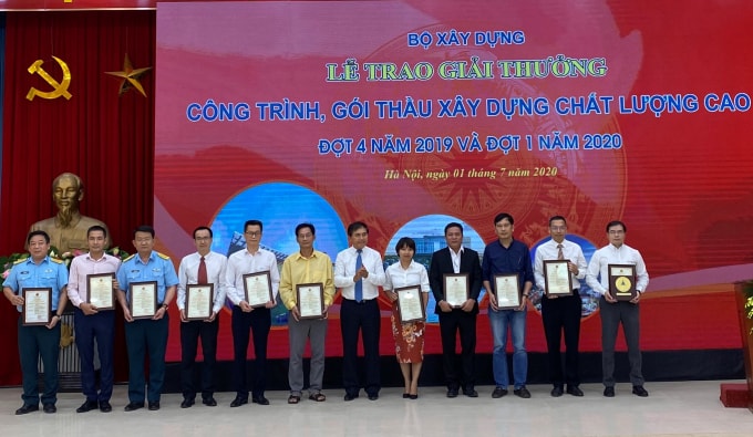 Ông Phạm Ngọc Sáu – Giám đốc Cảng HKQT Vân Đồn (ngoài cùng bên phải) nhận giải thưởng Công trình chất lượng cao của Bộ Xây dựng.