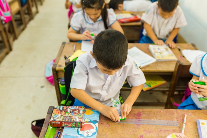 Các em học sinh trường Tiểu học Thị Trấn Di Lăng Số 1 thực hành thao tác gấp vỏ hộp sau khi uống