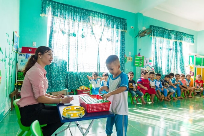 Các bé mầm non Hoa Hồng, huyện Sơn Hà đã bắt đầu quen với giờ uống sữa tại trường với sự hướng dẫn của các cô giáo