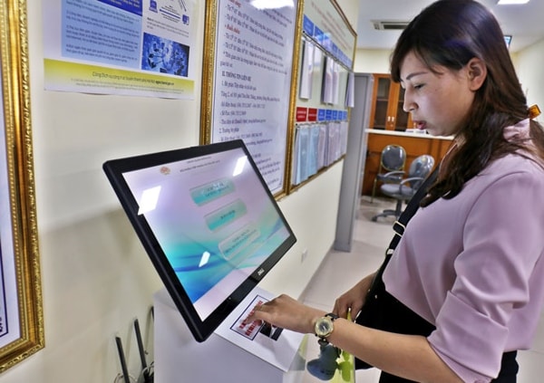 Người dân sử dụng các dịch vụ công của TP Hà Nội. Ảnh minh họa
