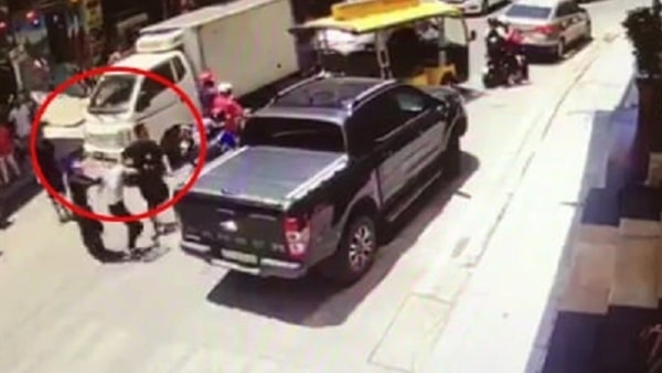 Hình ảnh nhóm đối tượng bắt nữ nhân viên cửa hàng điện thoại lên ô tô