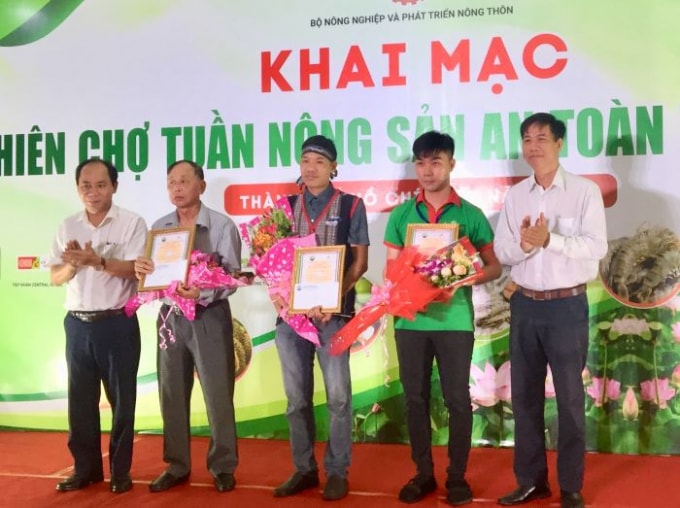 Đại diện các doanh nghiệp được Bộ NN&PTNT trao giải sản phẩm nông sản được người tiêu dùng ưa chuộng