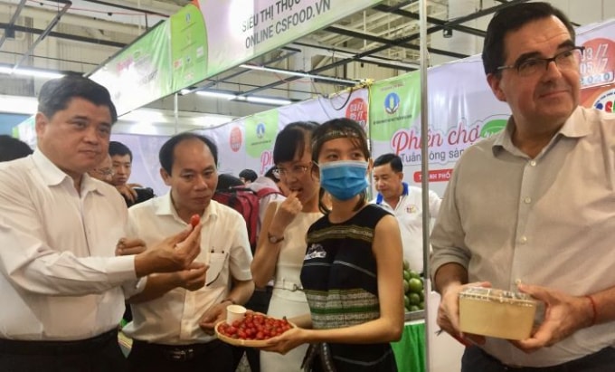 Thứ trưởng Bộ NN& PTNT Trần Thanh Nam (ngoài cùng bên trái), ông Pierre Bertholat (ngoài cùng bên phải) và đại diện Bộ NN&PTNT sử dụng thử sản phẩm tươi sống, an toàn của Công ty CP Nông sản Langbiang