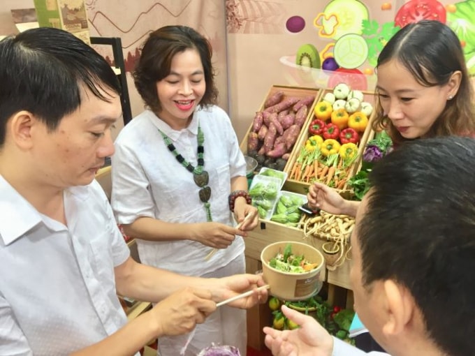 TGĐ Công ty CP Nông sản Langbiang - bà Thái Thị Thu Đào giới thiệu sản phẩm với đại diện của một kênh phân phối siêu thị mới
