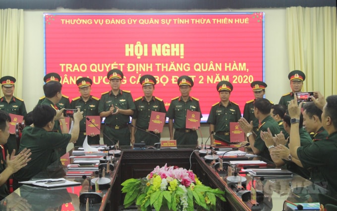 Đại tá Hoàng Văn Nhân, Phó Bí thư Đảng ủy, Chính ủy Bộ chỉ huy quân sự tỉnh trao quyết định thăng quân hàm cho 8 đồng chí từ trung tá lên thượng tá.