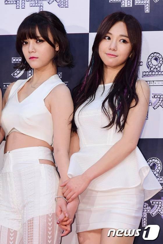 Mina (bên phải) và Jimin (bên trái).
