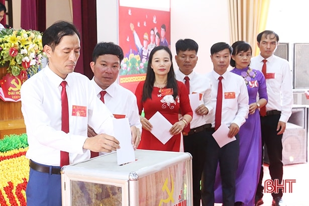 Đại biểu bỏ phiếu bầu Ban chấp hành Đảng bộ xã Thạch Kim, Lộc Hà nhiệm kỳ 2020 - 2025. Ảnh: baohatinh.vn