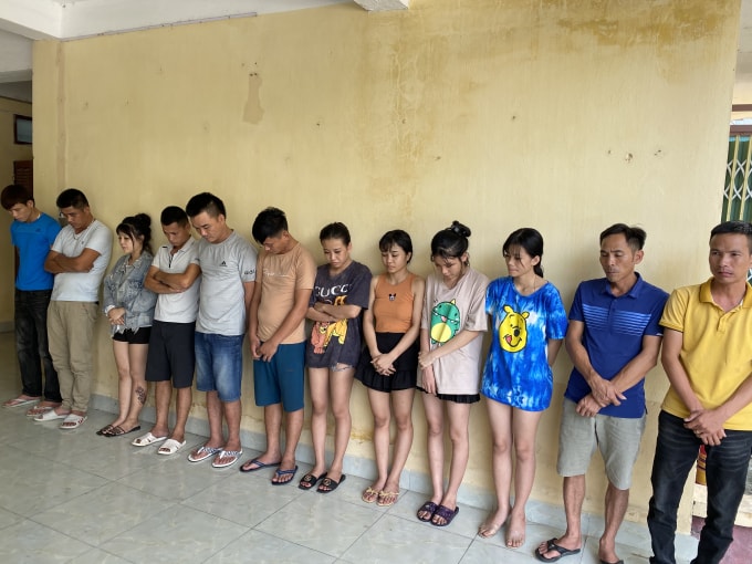 Bắt quả tang 12 đối tượng tổ chức sử dụng ma túy tại quán Karaoke