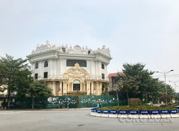 Biệt phủ nguy nga vi phạm nghiêm trọng trật tự xây dựng hiên ngang tồn tại ở dự án Khu đô thị Thành phố Giao lưu (quận Bắc Từ Liêm)