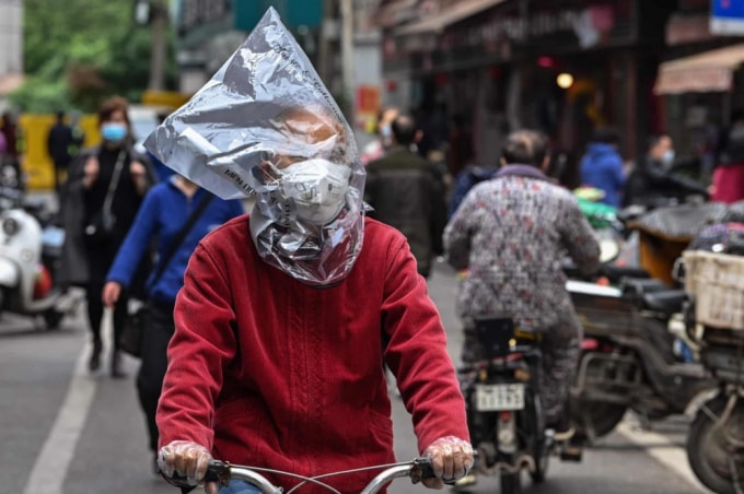 Đây là một trong những cách phòng Covid-19 được người dân Vũ Hán, Trung Quốc áp dụng. Tuy nhiên, không biết những chiếc túi nilon này sẽ về đâu. (Nguồn: AFP)