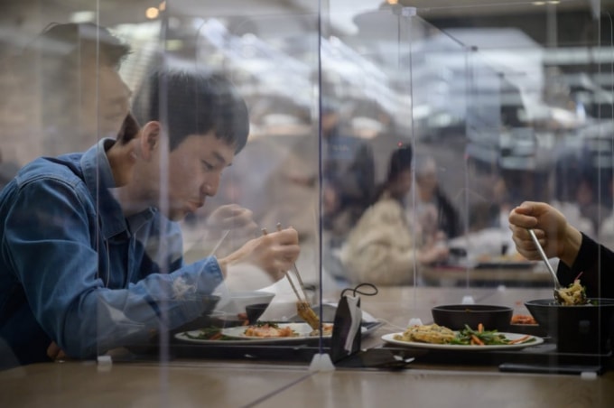 Nhà ăn tại trụ sở công ty thẻ tín dụng Hyundai ở Seoul, Hàn Quốc cũng vậy. (Nguồn: AFP)