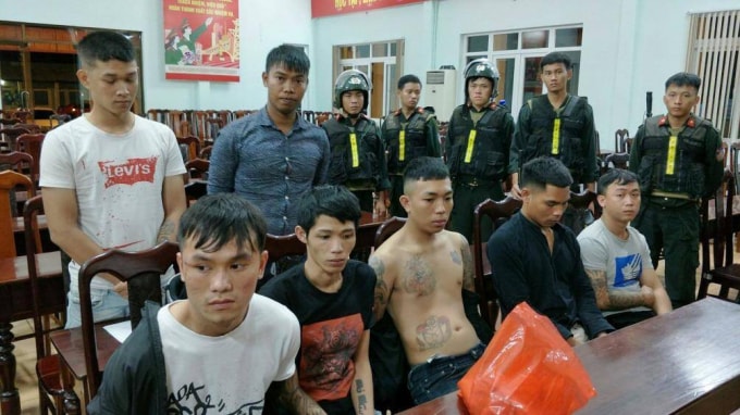 Băng nhóm đánh nhau đêm 28/6 bị dẫn về trụ sở công an