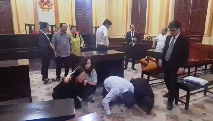 Các bị đơn quỳ sụp giữa chính diện phòng xử án vái lạy kêu oan sau khi tòa phúc thẩm tuyên án hôm 1/7 vừa qua.
