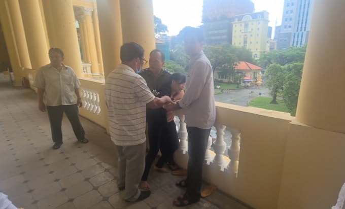 Bà Trần Thị Mỹ Hiệp (41 tuổi, vợ ông Dư) đã chạy ra hành lang tòa án định nhảy lầu tự tử sau khi nghe tòa tuyên án.