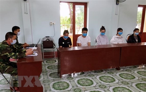 Năm người Trung Quốc bị tạm giữ tại Đồn Biên phòng Trà Cổ. Ảnh: TTXVN