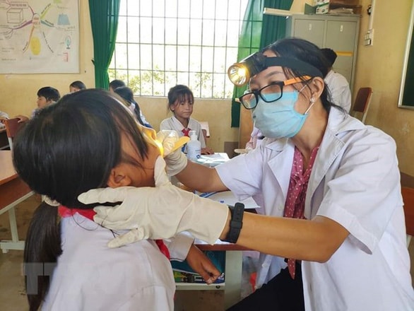 Ngành y tế Đắk Nông khám, điều trị bệnh bạch hầu. Ảnh: TTXVN