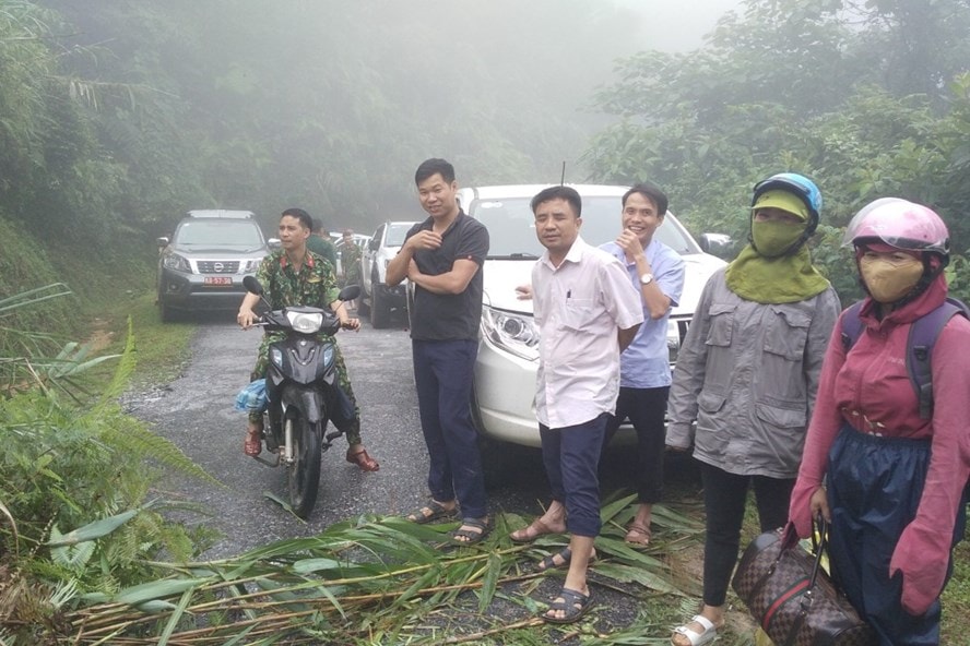 Sạt lở đất đá vùi lấp gây cản trở một số tuyến đường giao thông.