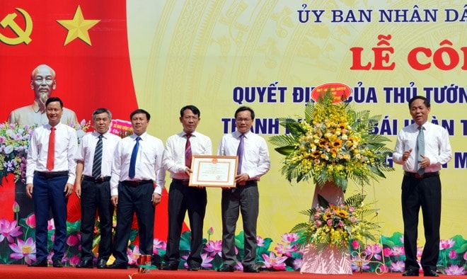 Thừa ủy quyền của Thủ tướng Chính phủ, lãnh đạo tỉnh Yên Bái trao Quyết định công nhận TP. Yên Bái hoàn thành nhiệm vụ xây dựng nông thôn mới năm 2019.