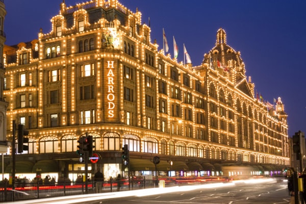 Hãng bán lẻ hàng xa xỉ Harrods lớn bậc nhất nước Anh chịu chung số phận. Ảnh: TL.