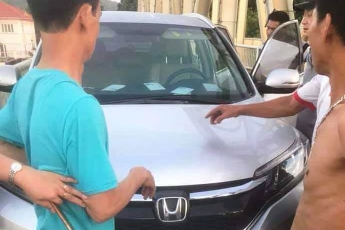 Chiếc ô tô của người nhảy cầu bị bỏ lại tại hiện trường. Ảnh: TL.