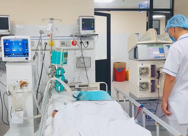 Bệnh nhân hiện vẫn trong tình trạng nặng đã có dấu hiệu cải thiện. Ảnh: bác sĩ cung cấp.