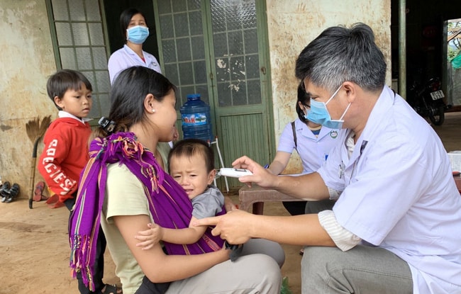 Ngành y tế tỉnh Gia Lai khám sàng lọc cho người dân.