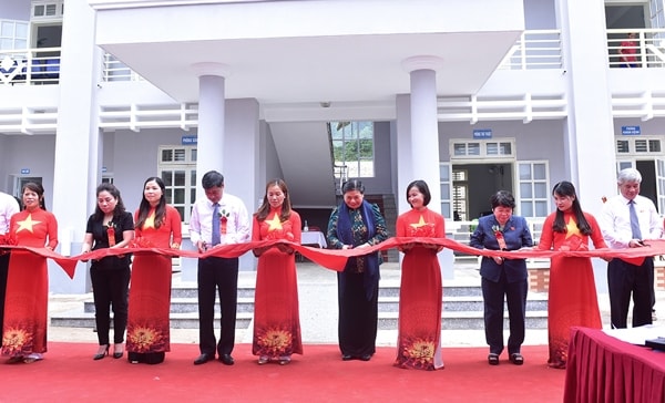 Phó Chủ tịch Thường trực Quốc hội Tòng Thị Phóng và các đại biểu cắt băng khánh thành Trạm y tế xã Xuân Nha, huyện Vân Hồ. Ảnh: quochoi.vn