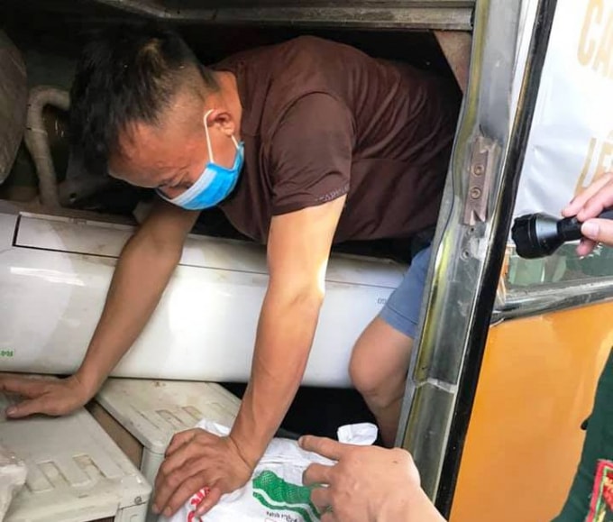 Lực lượng Trạm Kiểm soát biên phòng Cửa khẩu quốc tế Cầu Treo phát hiện các công dân trốn trong hầm xe.