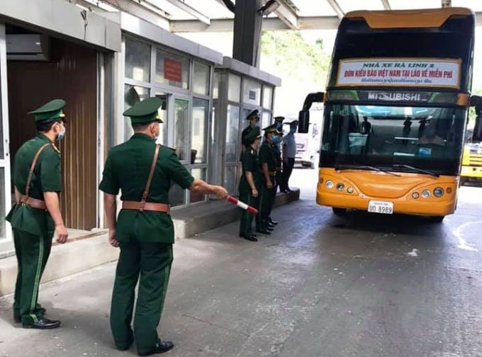 Lực lượng Trạm Kiểm soát biên phòng Cửa khẩu quốc tế Cầu Treo (Hà Tĩnh) dừng kiểm tra các phương tiện nhập cảnh về nước.
