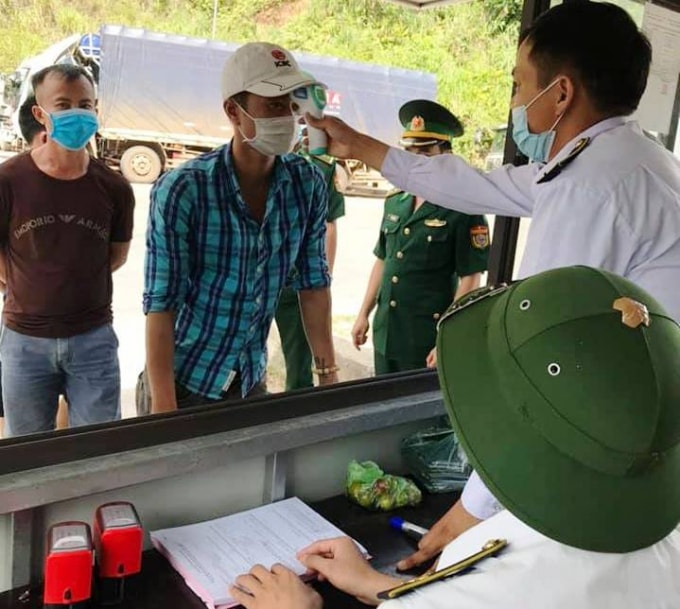 Và tiến hành kiểm tra y tế, đo thân nhiệt cho các công dân.