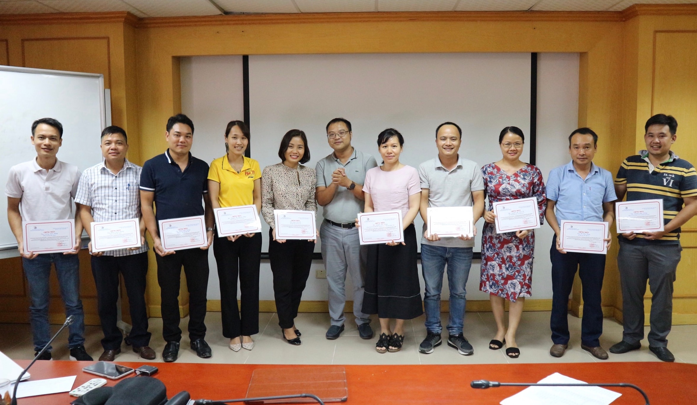 Ban tổ chức trao chứng chỉ nghiệp vụ cho các học viên hoàn thành khoá bồi dưỡng. Ảnh: Song Nguyễn