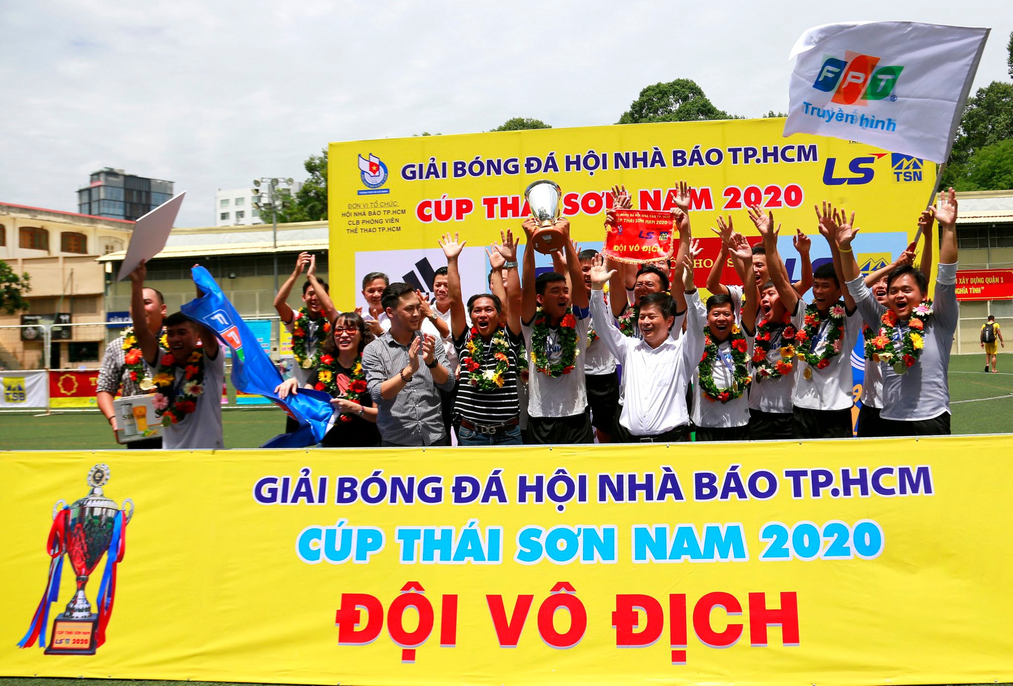 Liên quân VOH + FPT ăn mừng chức vô địch - Ảnh: Đức Anh