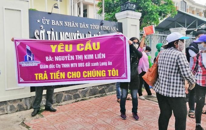 Người dân, khách hàng nhiều lần căng băng rôn cầu cứu tại UBND tỉnh Long An.