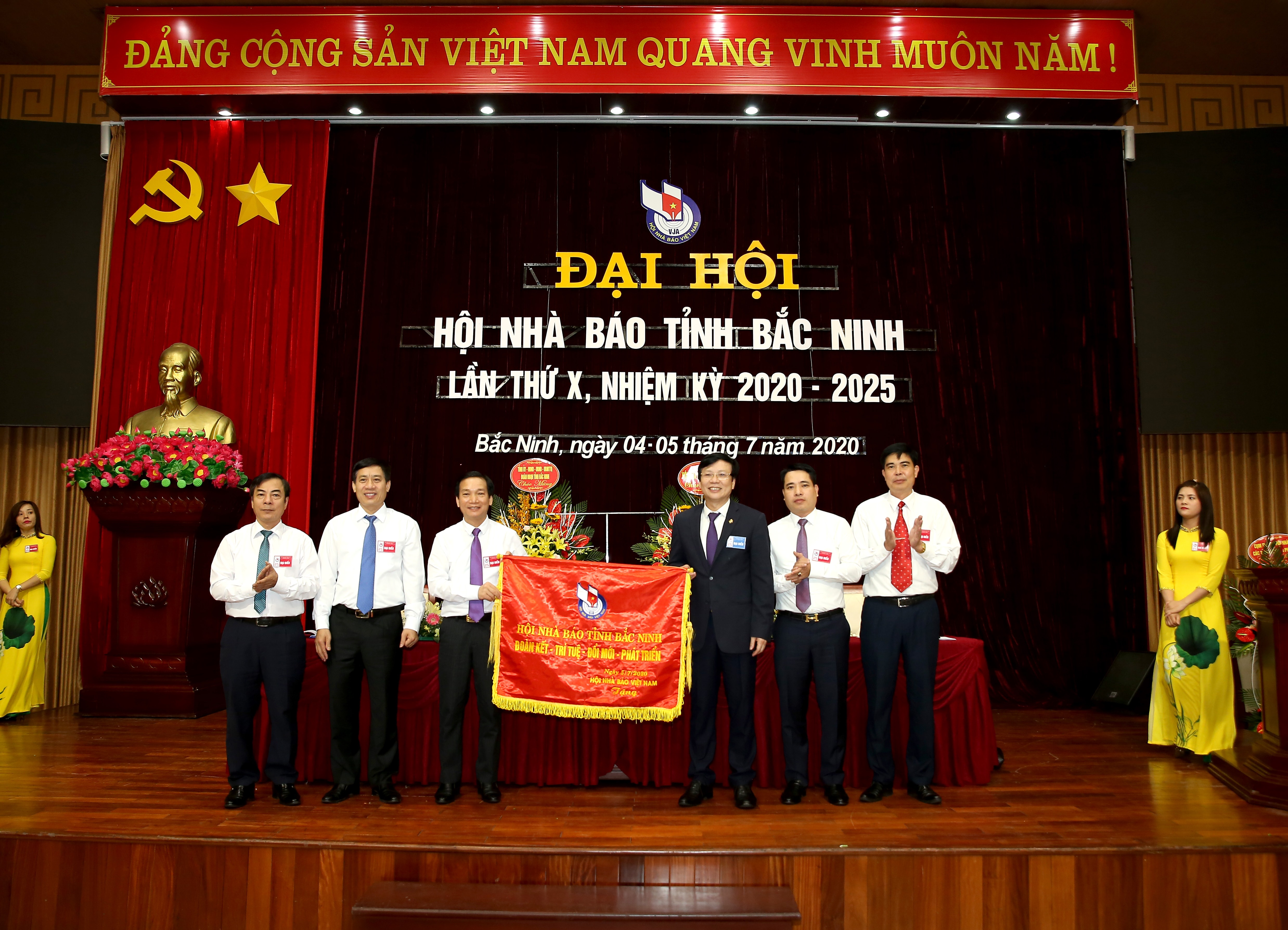 Ông Hồ Quang Lợi, Phó chủ tịch Thường trực Hội Nhà báo Việt Nam tặng Bức trướng cho Hội nhà báo tỉnh Bắc Ninh(ảnh: Sơn Hải).