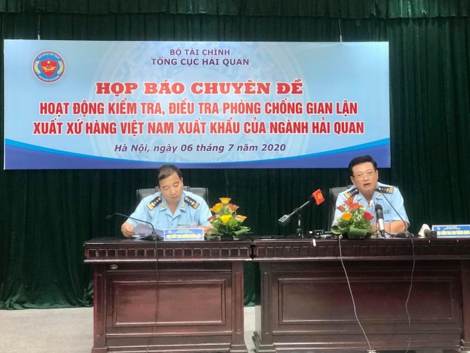 Đại diện Tổng cục Hải quan phát biểu tại buổi họp báo. Ảnh: Dương Lâm